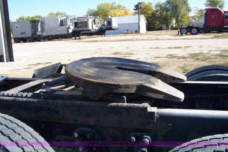 image for item 7436 1996 Kenworth T600 semi truck