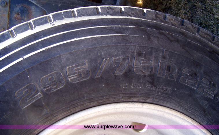 image for item 7436 1996 Kenworth T600 semi truck