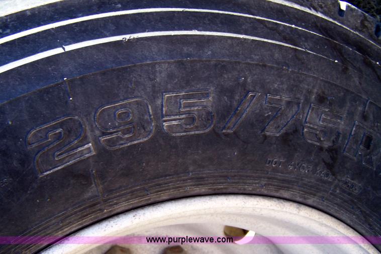 image for item 7436 1996 Kenworth T600 semi truck