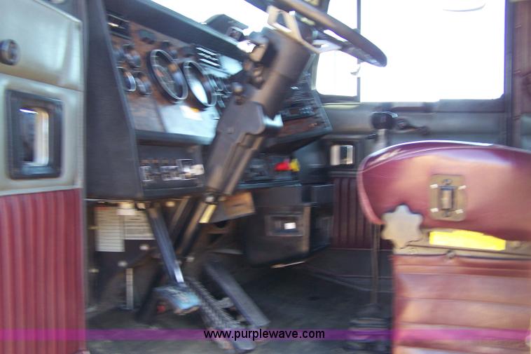 image for item 7436 1996 Kenworth T600 semi truck