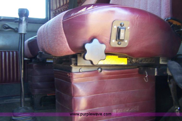 image for item 7436 1996 Kenworth T600 semi truck