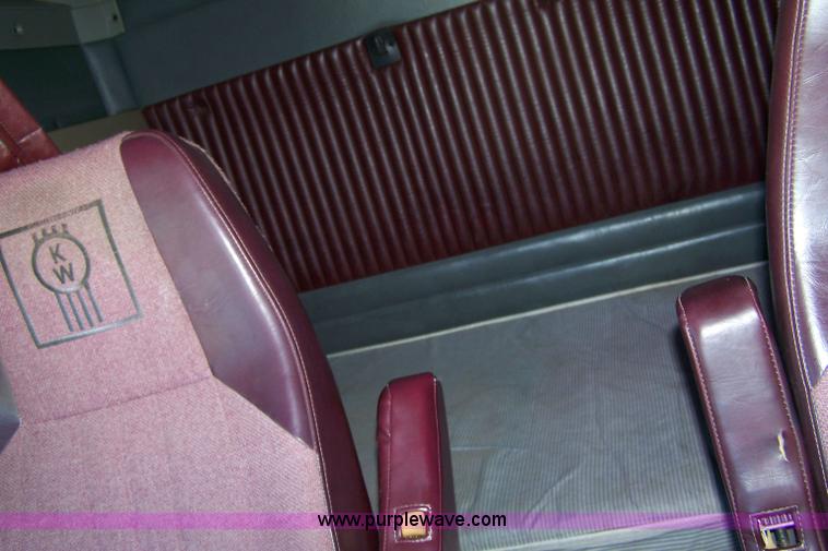 image for item 7436 1996 Kenworth T600 semi truck