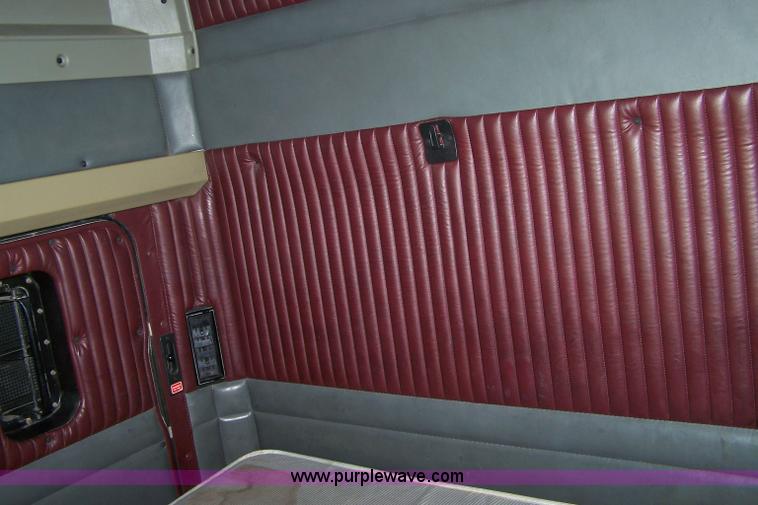 image for item 7436 1996 Kenworth T600 semi truck