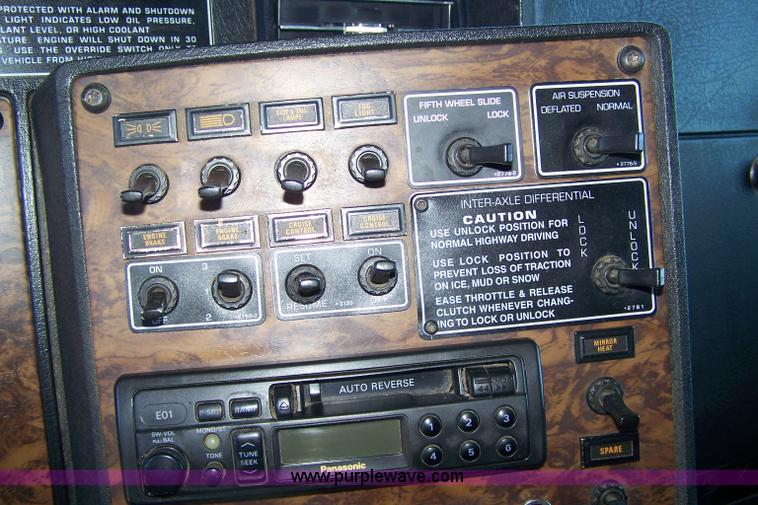 image for item 7436 1996 Kenworth T600 semi truck