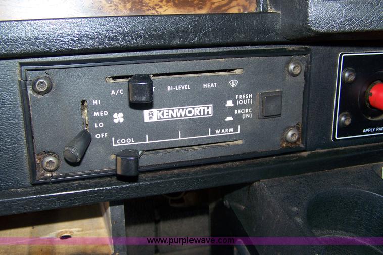 image for item 7436 1996 Kenworth T600 semi truck