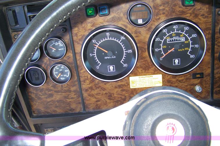 image for item 7436 1996 Kenworth T600 semi truck