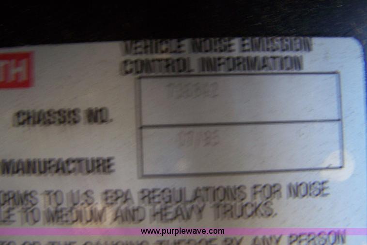 image for item 7436 1996 Kenworth T600 semi truck