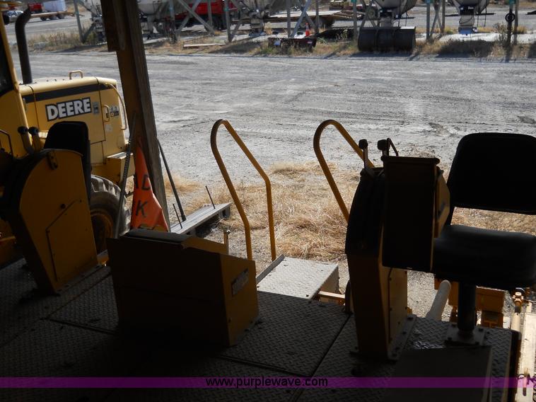 image for item 7766 1985 Blaw-Knox PF-510 paver finisher