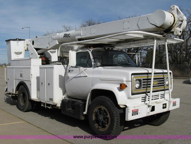 image for item 8062 1986 Chevrolet C7D042 utility truck