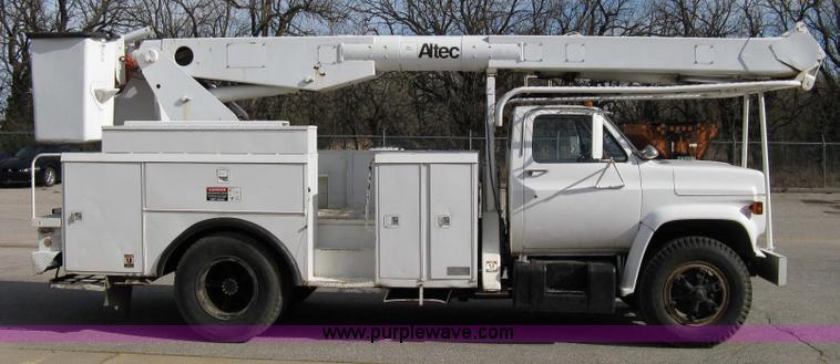 image for item 8062 1986 Chevrolet C7D042 utility truck