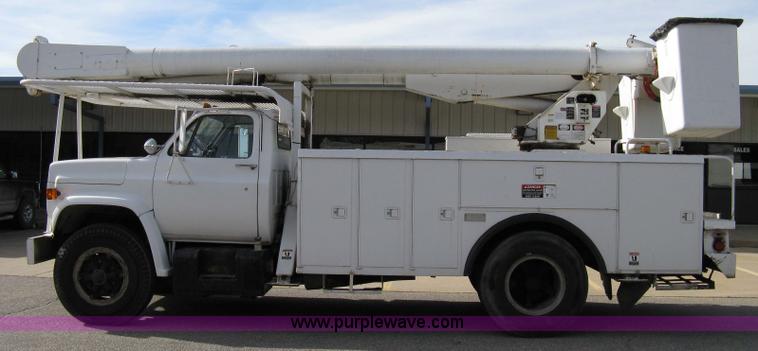 image for item 8062 1986 Chevrolet C7D042 utility truck