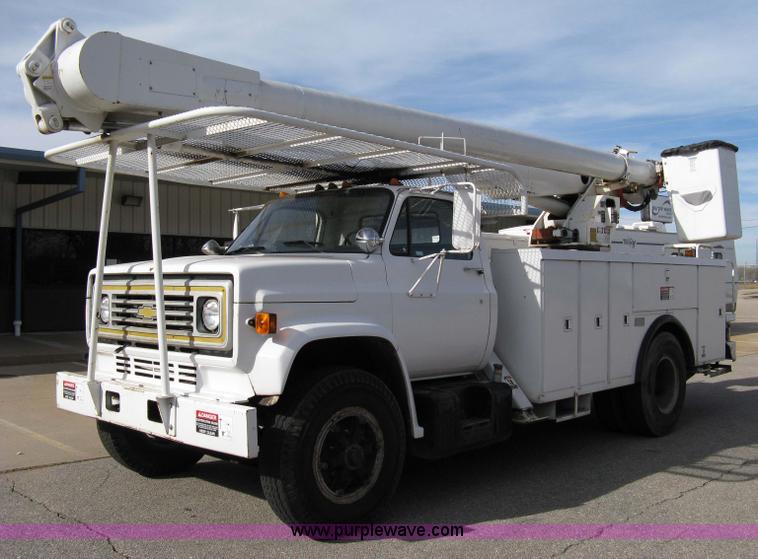 image for item 8062 1986 Chevrolet C7D042 utility truck