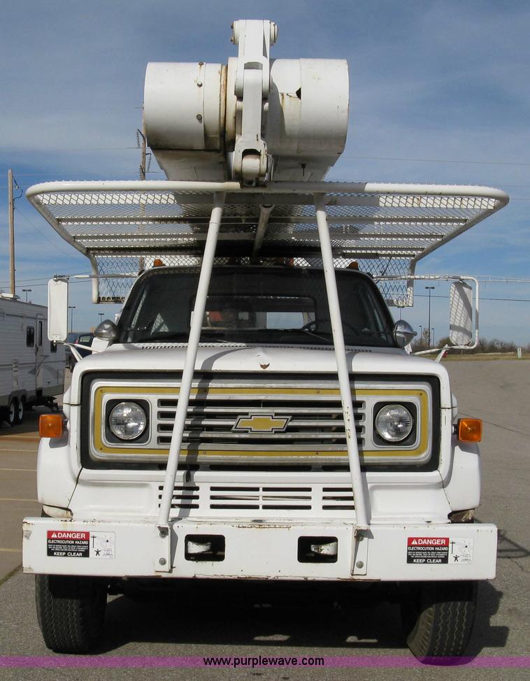 image for item 8062 1986 Chevrolet C7D042 utility truck