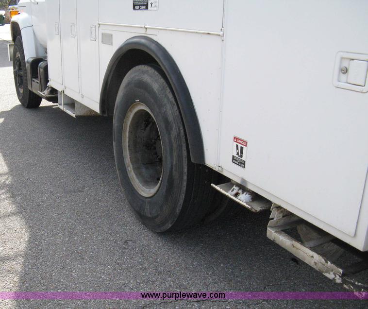 image for item 8062 1986 Chevrolet C7D042 utility truck