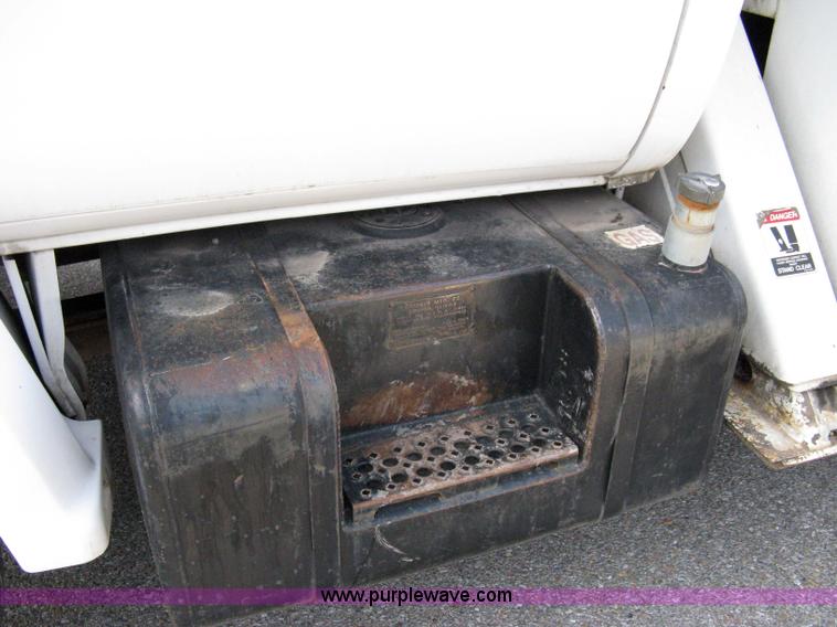 image for item 8062 1986 Chevrolet C7D042 utility truck