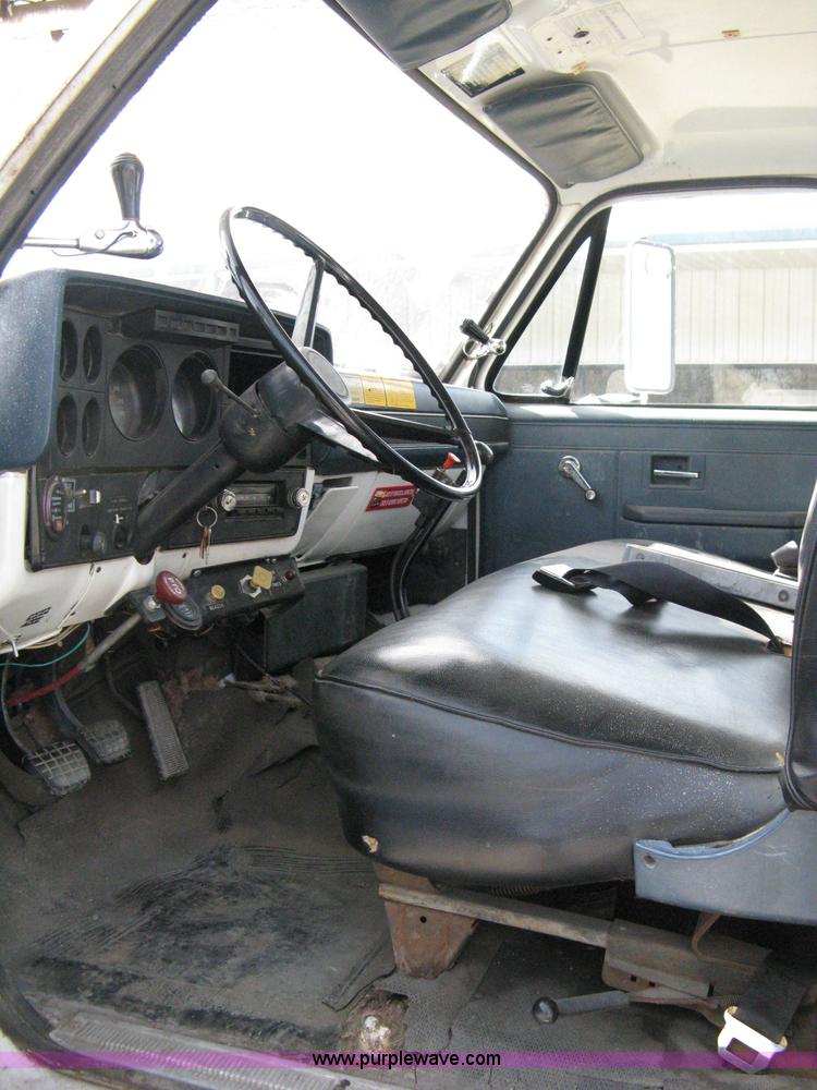 image for item 8062 1986 Chevrolet C7D042 utility truck
