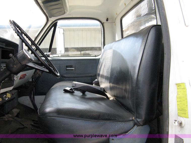 image for item 8062 1986 Chevrolet C7D042 utility truck