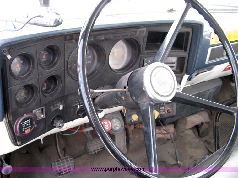 image for item 8062 1986 Chevrolet C7D042 utility truck