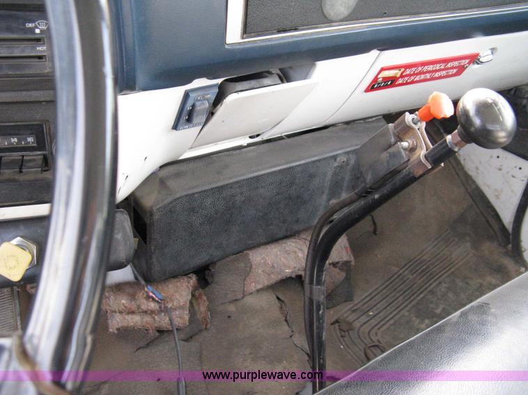 image for item 8062 1986 Chevrolet C7D042 utility truck