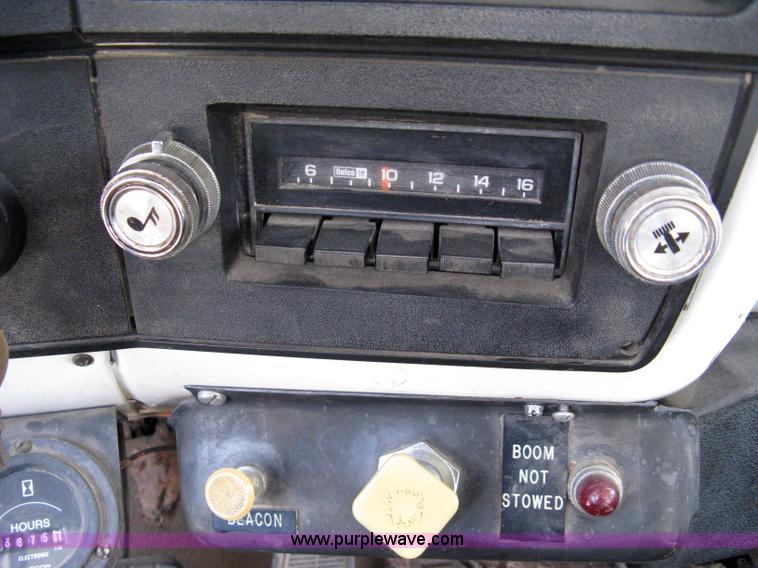 image for item 8062 1986 Chevrolet C7D042 utility truck