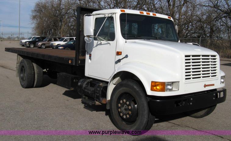 image for item 8063 1990 International 4700 flatbed truck