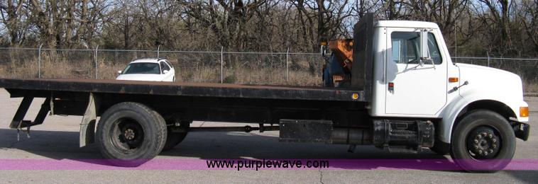 image for item 8063 1990 International 4700 flatbed truck
