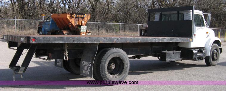 image for item 8063 1990 International 4700 flatbed truck