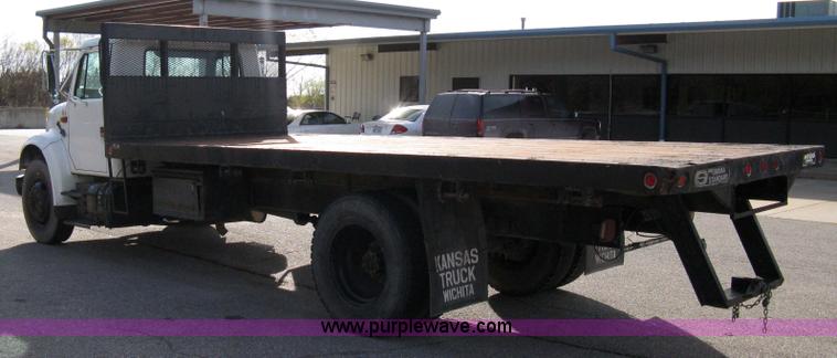 image for item 8063 1990 International 4700 flatbed truck