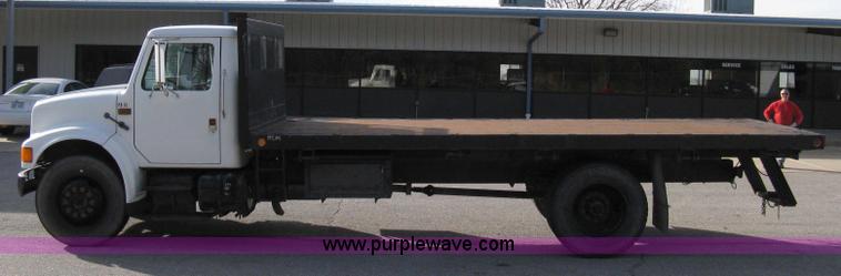 image for item 8063 1990 International 4700 flatbed truck