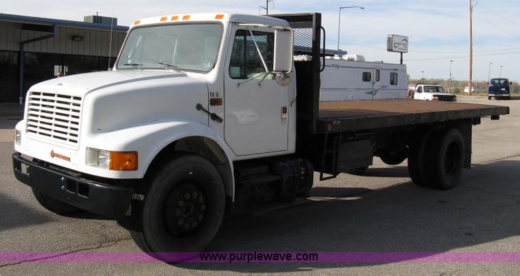 image for item 8063 1990 International 4700 flatbed truck