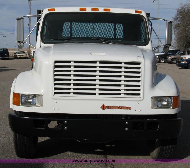 image for item 8063 1990 International 4700 flatbed truck