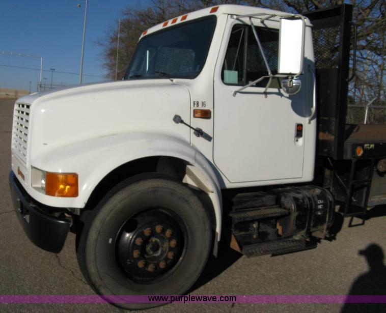 image for item 8063 1990 International 4700 flatbed truck