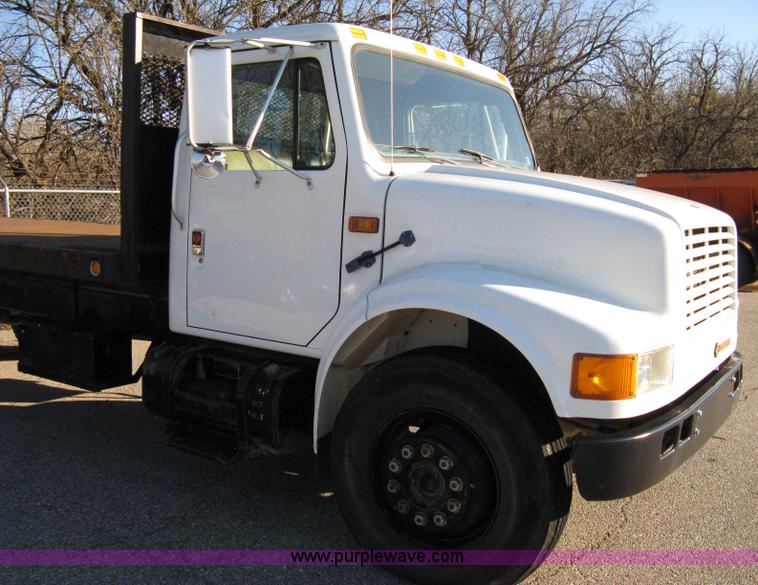 image for item 8063 1990 International 4700 flatbed truck