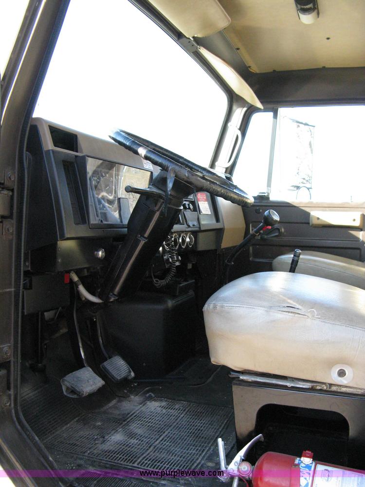 image for item 8063 1990 International 4700 flatbed truck