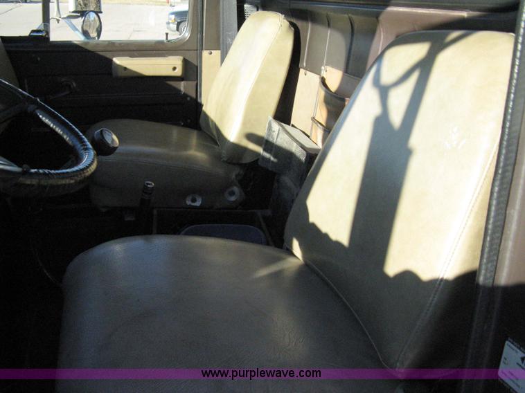 image for item 8063 1990 International 4700 flatbed truck