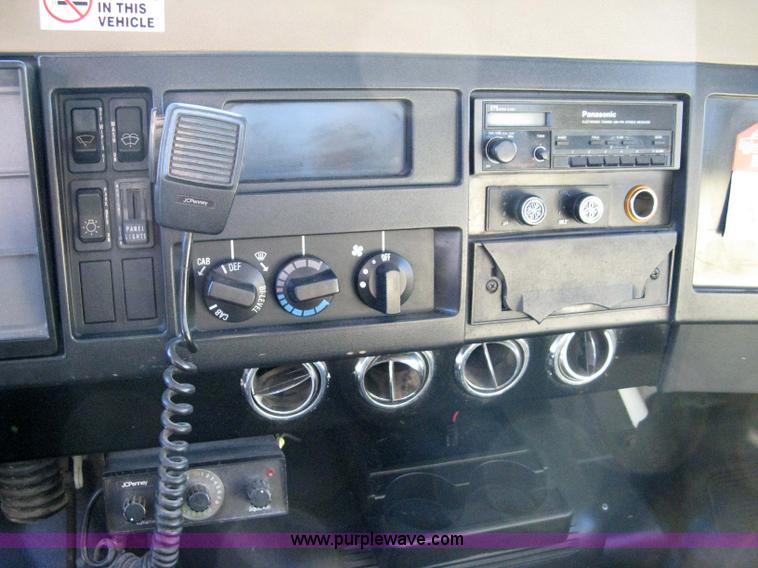 image for item 8063 1990 International 4700 flatbed truck