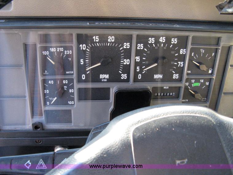 image for item 8063 1990 International 4700 flatbed truck