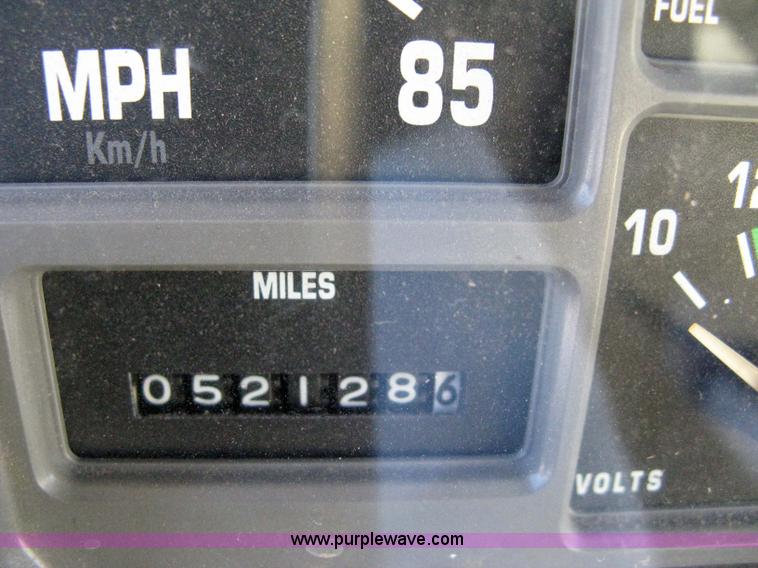 image for item 8063 1990 International 4700 flatbed truck