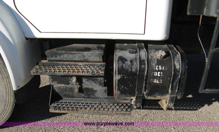 image for item 8063 1990 International 4700 flatbed truck