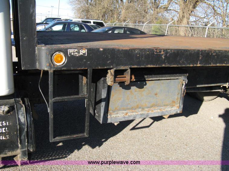 image for item 8063 1990 International 4700 flatbed truck