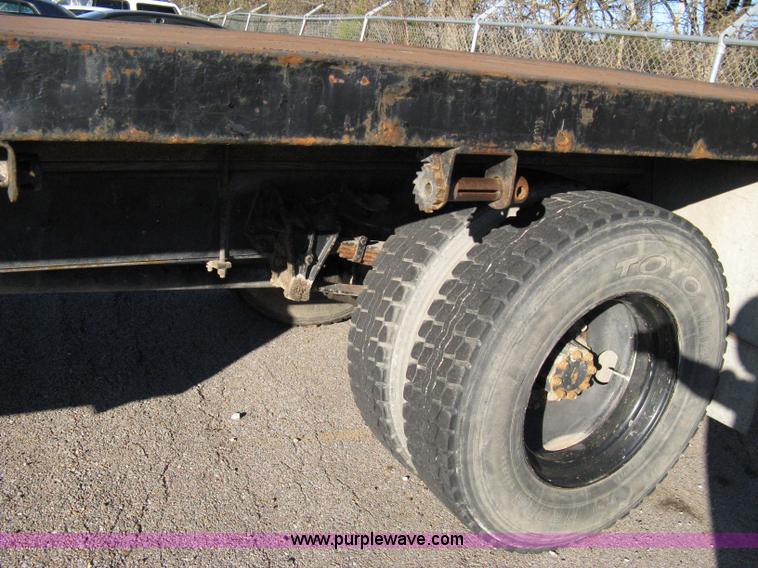 image for item 8063 1990 International 4700 flatbed truck