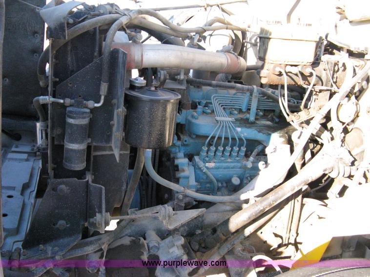 image for item 8063 1990 International 4700 flatbed truck