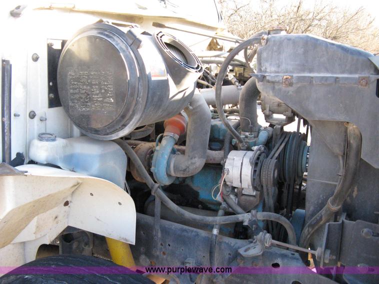 image for item 8063 1990 International 4700 flatbed truck