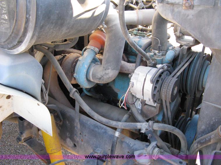 image for item 8063 1990 International 4700 flatbed truck