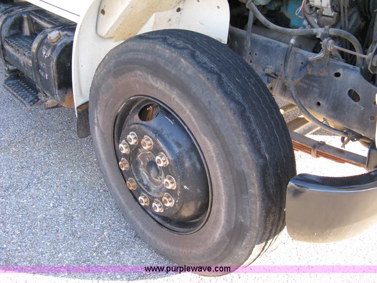 image for item 8063 1990 International 4700 flatbed truck