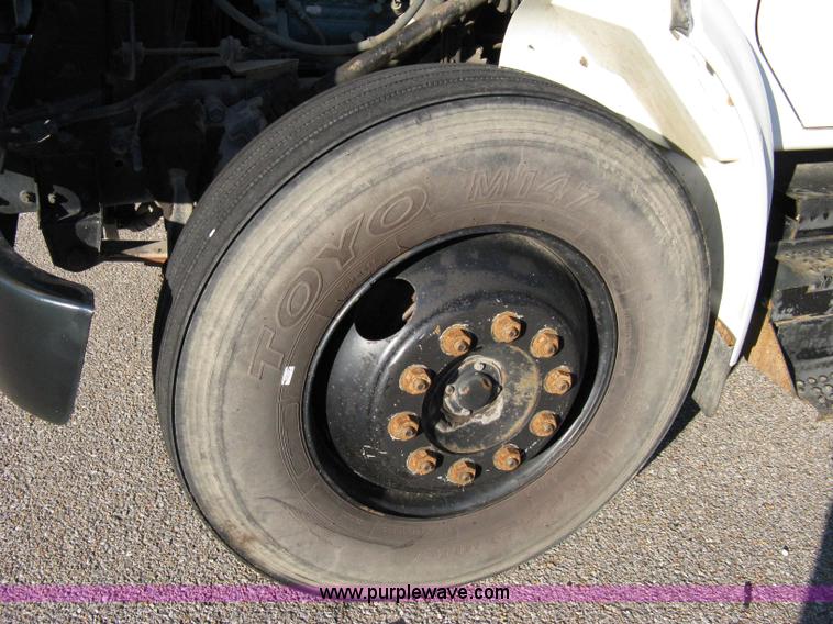 image for item 8063 1990 International 4700 flatbed truck