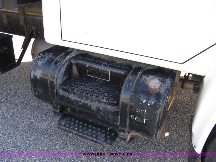 image for item 8063 1990 International 4700 flatbed truck