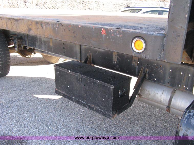 image for item 8063 1990 International 4700 flatbed truck