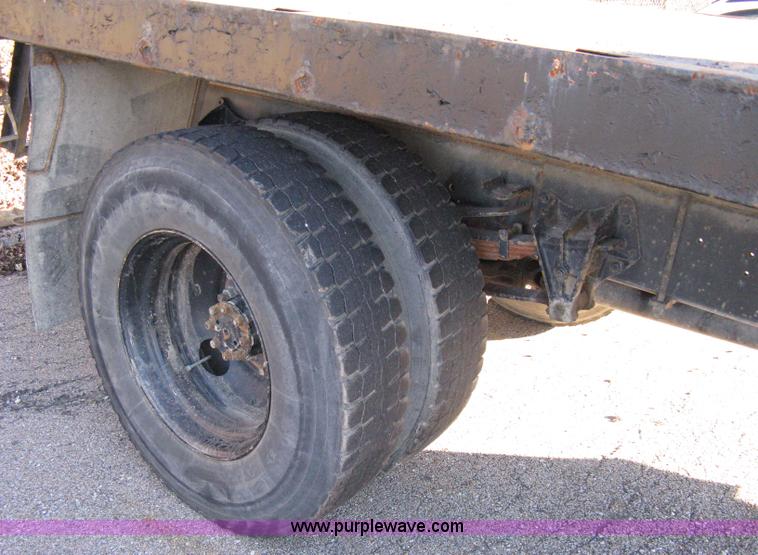 image for item 8063 1990 International 4700 flatbed truck