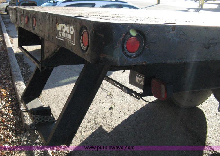 image for item 8063 1990 International 4700 flatbed truck